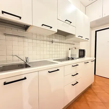 Apartment Guesthost - Policlinico Cozy With Parking