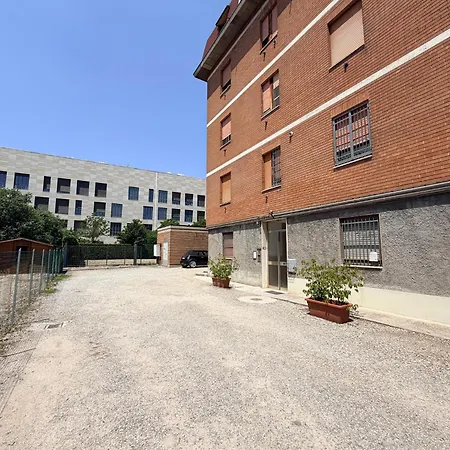Apartment Guesthost - Policlinico Cozy With Parking